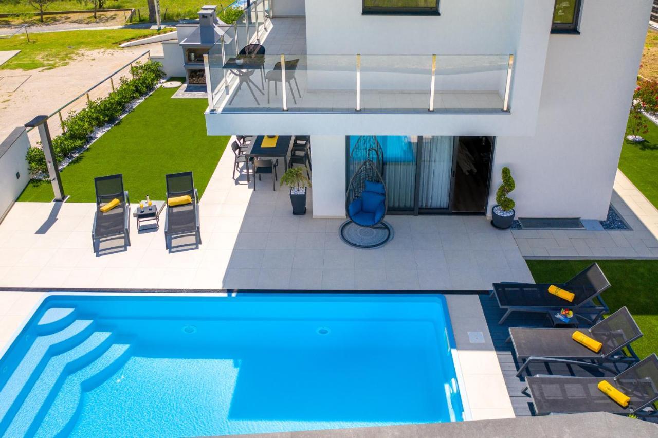 Supernus Ii Villa *